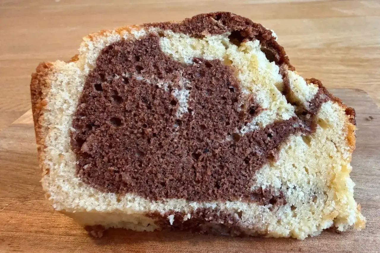 Ein St&uuml;ck saftiger Marmorkuchen, perfekt f&uuml;r das n&auml;chste Marmorkuchen Rezept.