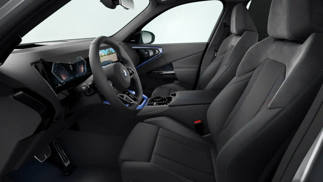 Wnętrze nowego BMW X3 z cyfrowymi zegarami, multimediami i komfortowymi fotelami.