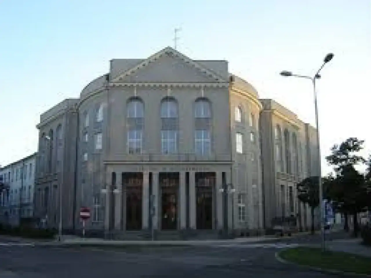 Imponujący budynek Teatru im. Adama Mickiewicza w Częstochowie, z klasyczną fasadą i kolumnami, zaprasza na wieczór pełen wrażeń.