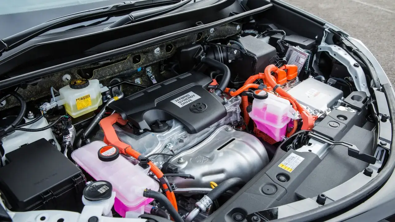 Motorutrymmet i en Toyota RAV4 Hybrid. Orange kablar och hybridkomponenter syns tydligt. En potentiell toyota rav4 hybrid problem kan vara relaterad till dessa system.