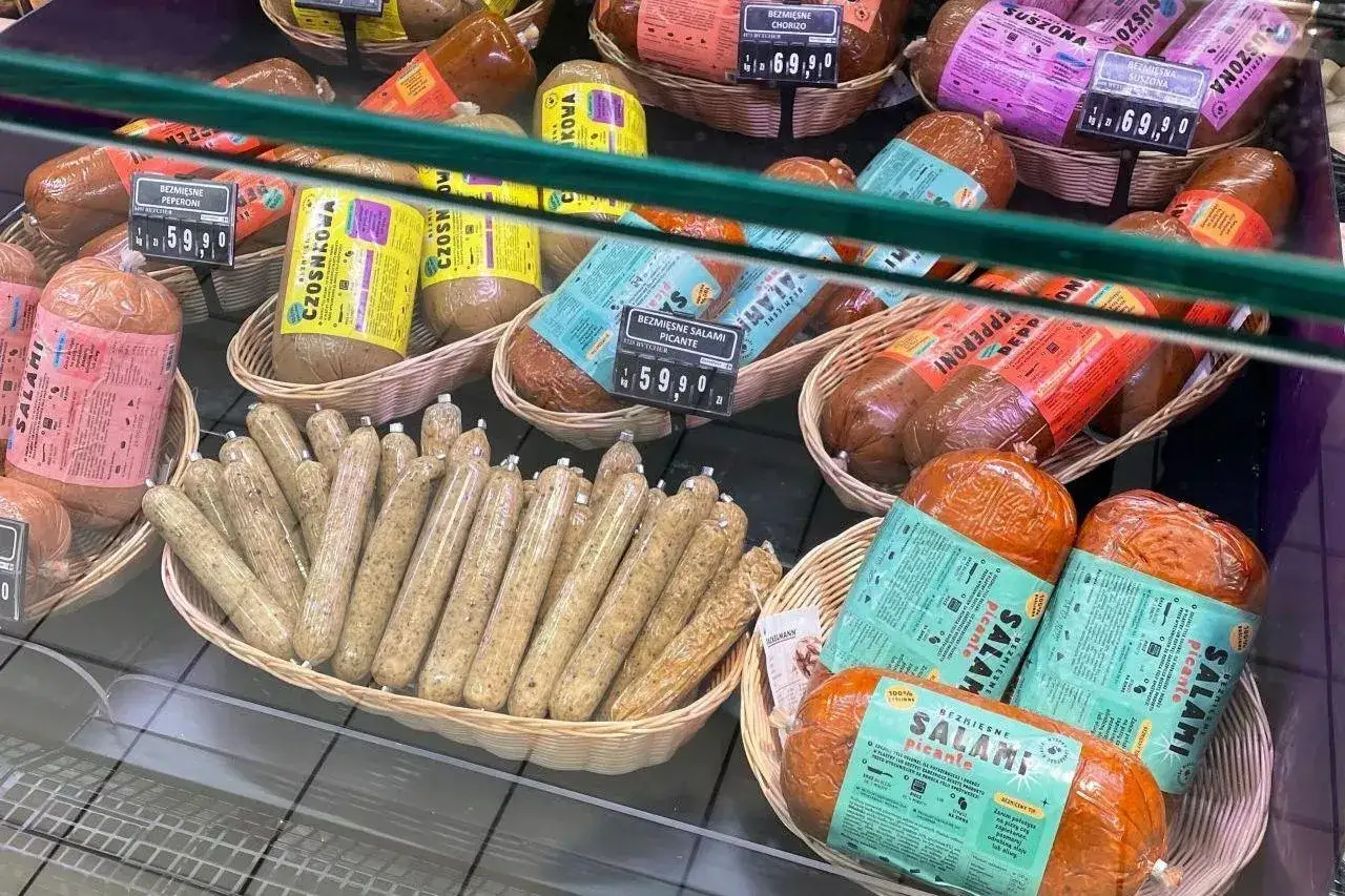 regał z produktami wegańskimi w supermarkecie