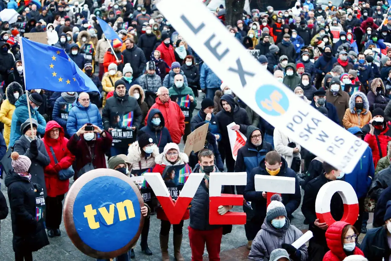 Protestujący trzymają tabliczki z napisem