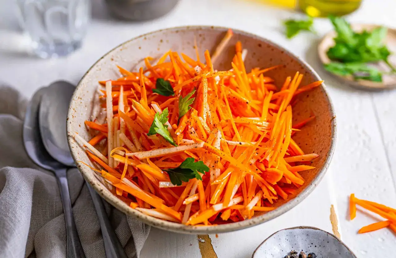 Frischer Karottensalat, perfekt für jedes karottensalat rezept. Mit Petersilie und Pfeffer verfeinert, ein Genuss!
