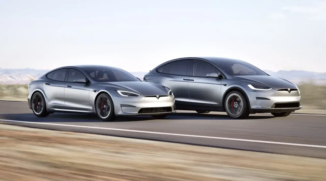 różne modele samochodów Tesla obok siebie