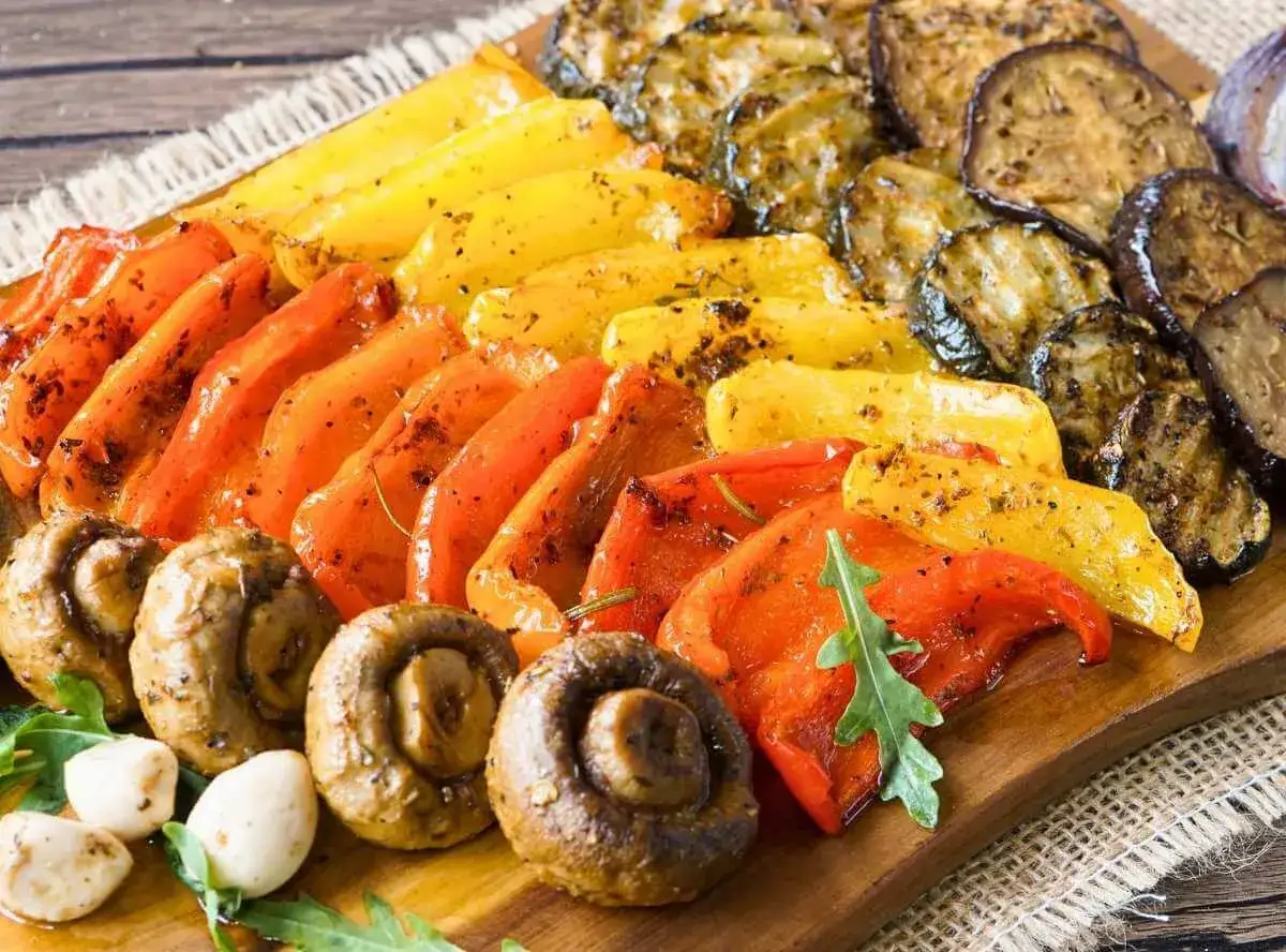 Gegrillte Paprika, Auberginen und Champignons, eine k&ouml;stliche bruschetta alternative, garniert mit Rucola und Knoblauch.