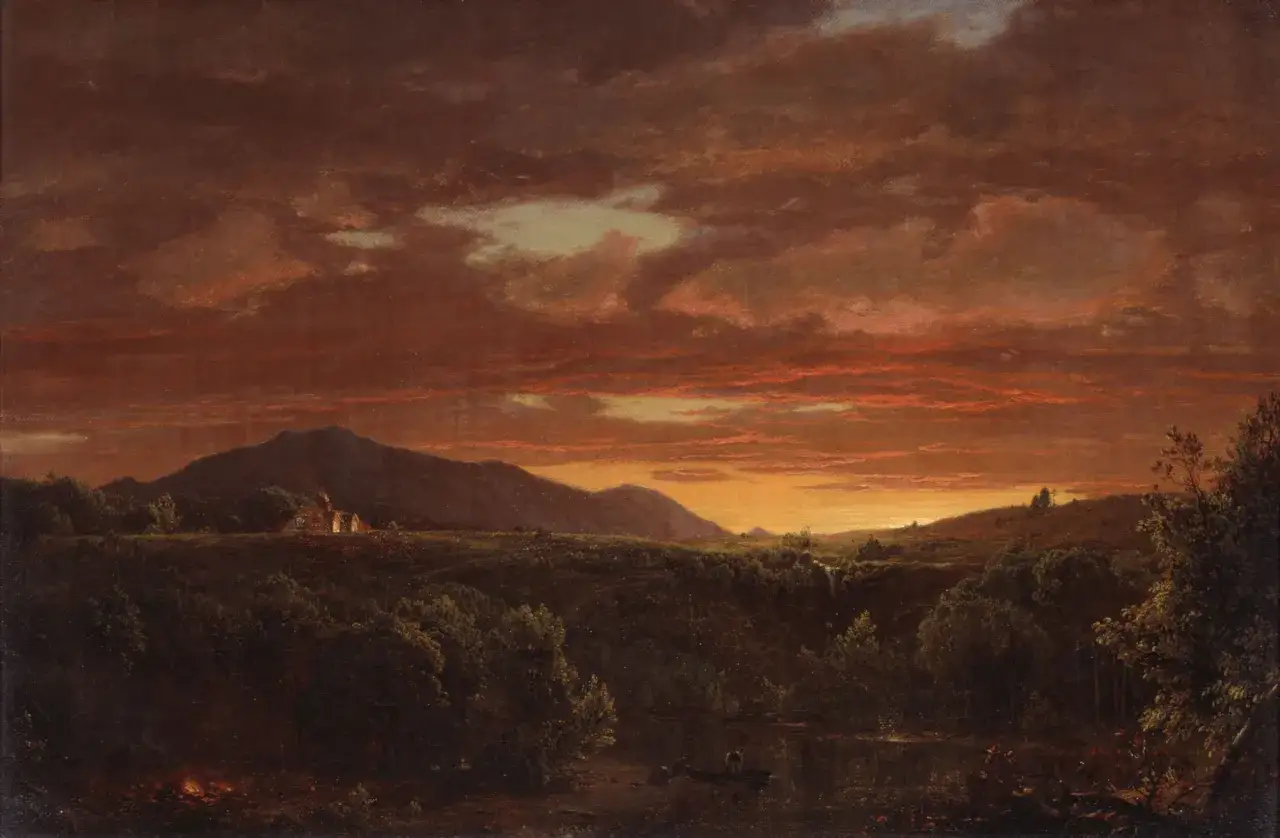 Magnifique tableau cr&eacute;puscule. Un paysage de montagne baign&eacute; de lumi&egrave;res orang&eacute;es, avec une rivi&egrave;re paisible et des silhouettes dans une barque.