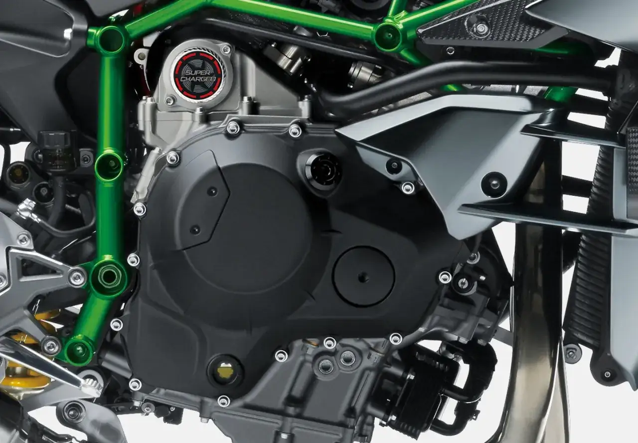 Silnik Kawasaki Ninja H2R z napisem 