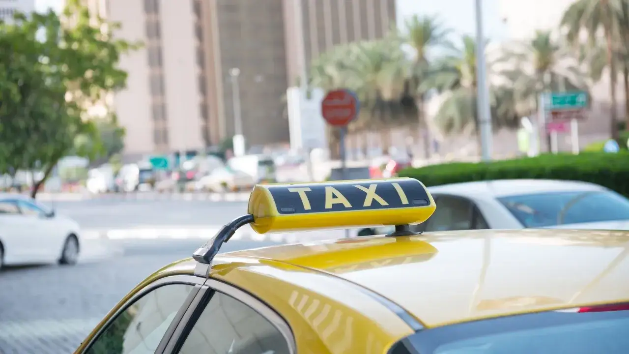 Zdjęcie Ile kosztuje taxi w Dubaju? Sprawdź ceny i ukryte opłaty