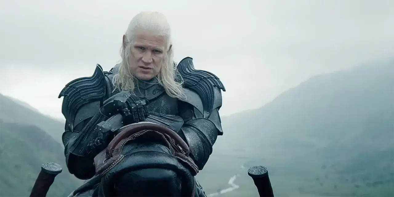 Damon Targaryen w zbroi, gotów do walki w **Ród smoka sezon 2**. W tle mgliste wzgórza.