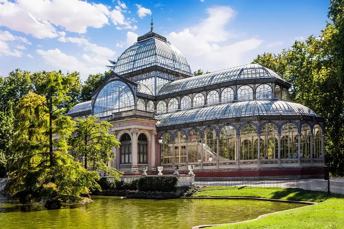 Szklany pałac w Parku Retiro, sercu Madrytu, stolicy Hiszpanii.