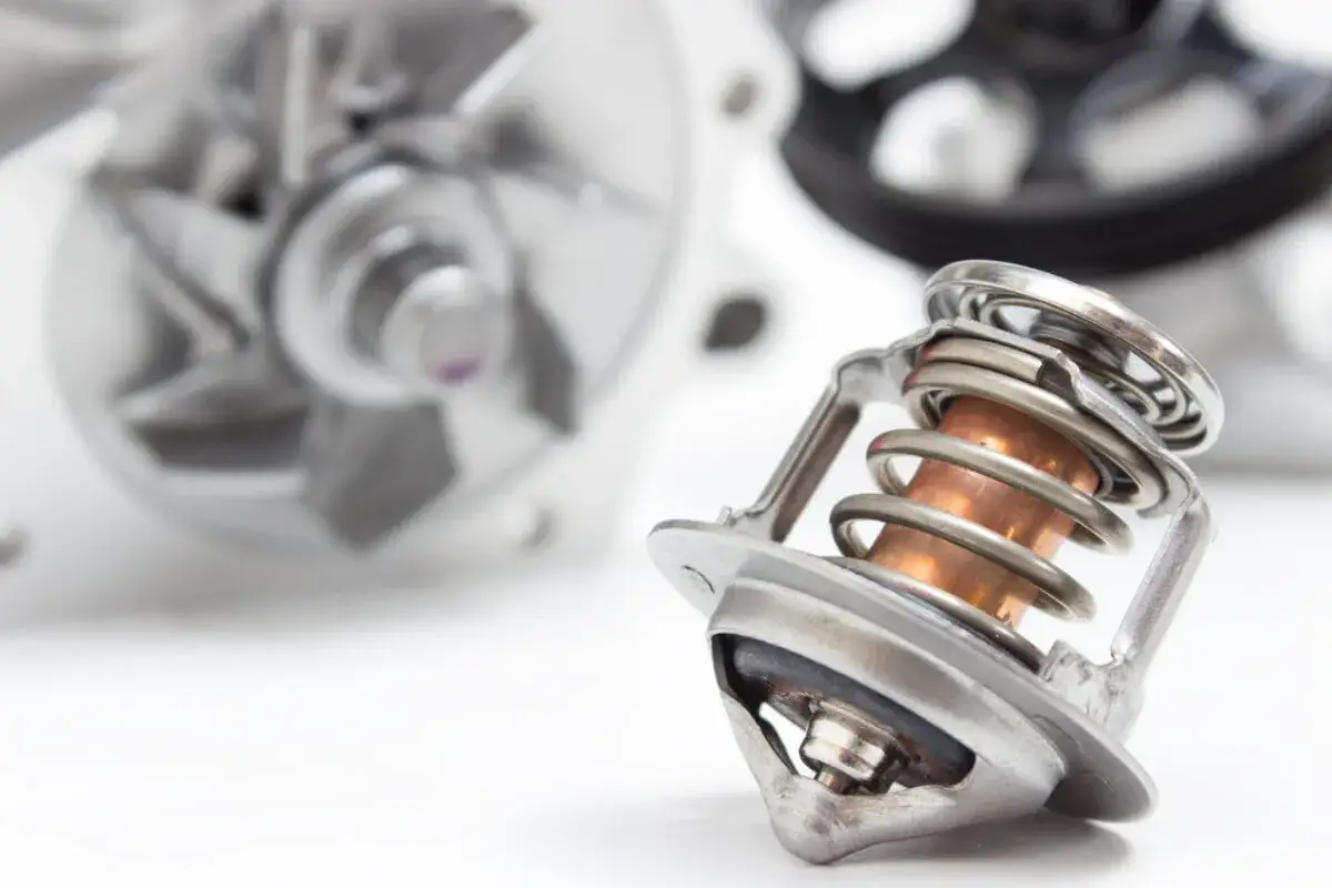 Ein Auto-Thermostat, wichtig f&uuml;r die K&uuml;hlung. Informieren Sie sich &uuml;ber die Kosten f&uuml;r den Austausch.