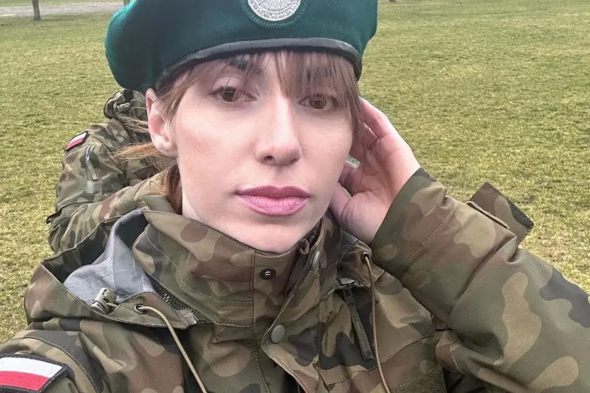 Marianna Schreiber w mundurze, z zielonym beretem na głowie. Jej zdjęcia często pokazują ją w wojskowym otoczeniu.