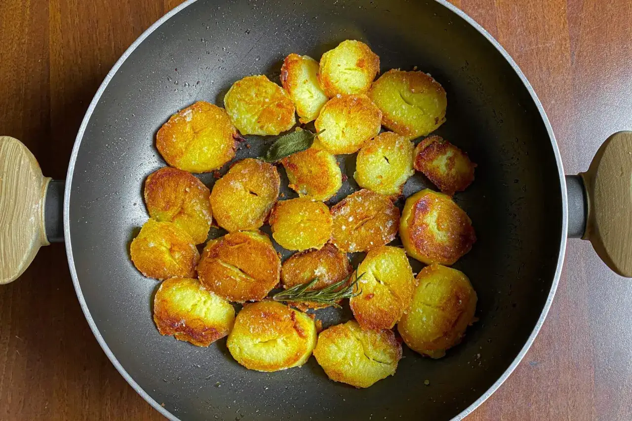 Patate arrosto in padella, dorate e croccanti, con rosmarino e salvia. Un contorno perfetto per ogni pasto.