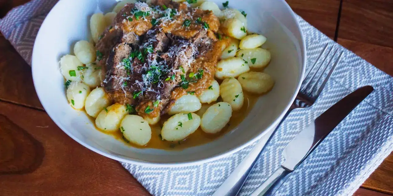 pašticada z gnocchi