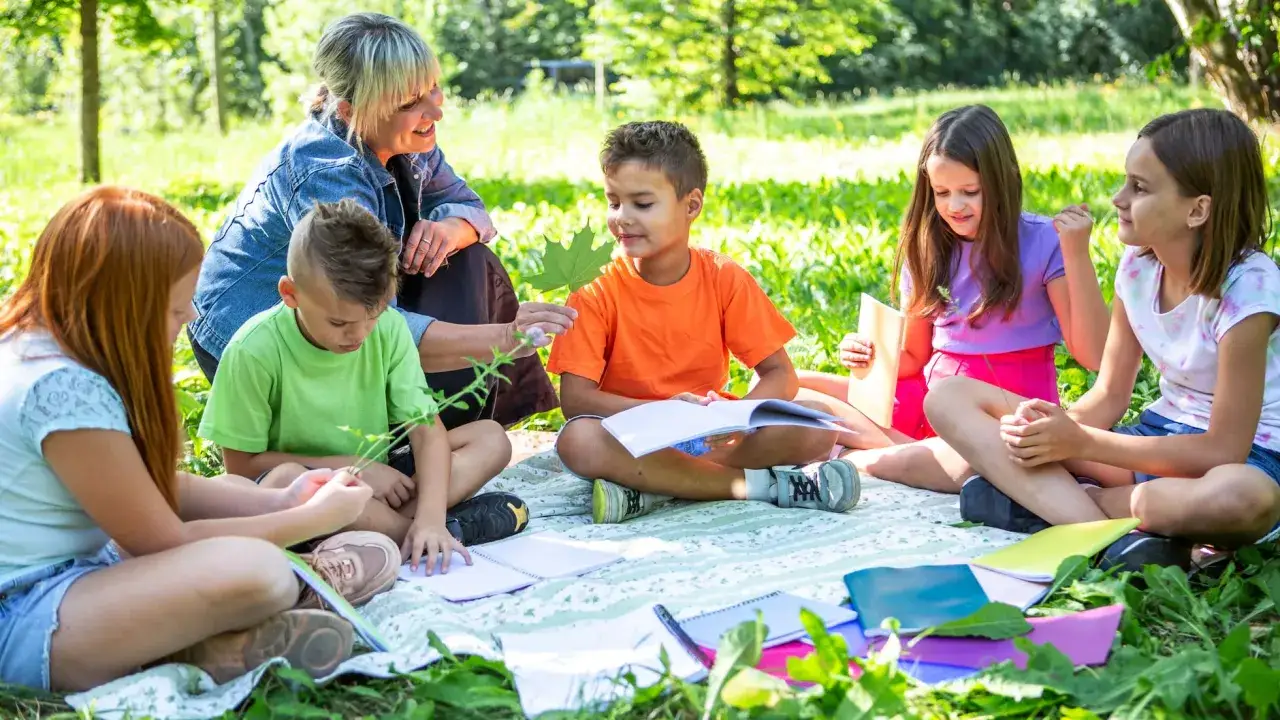 Ni&ntilde;os y maestra aprenden sobre la naturaleza para salvar el planeta.