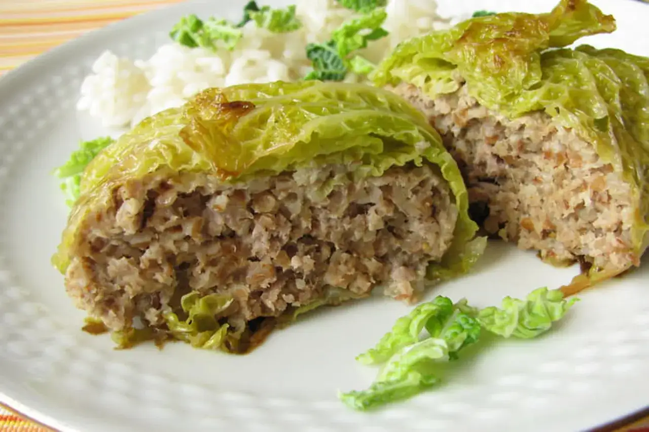 Chou farci recette traditionnelle : un plat r&eacute;confortant de chou farci &agrave; la viande et au riz, servi avec une portion de riz blanc.