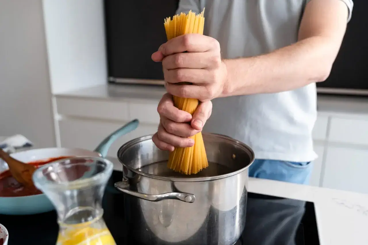 duży garnek gotujący makaron bezglutenowy