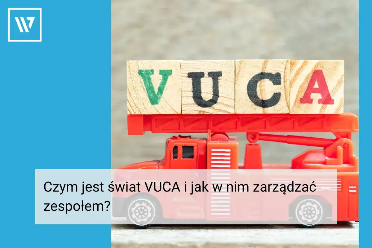 Drewniane klocki z literami VUCA na czerwonej straży pożarnej. Jak zarządzać zespołem w świecie VUCA?