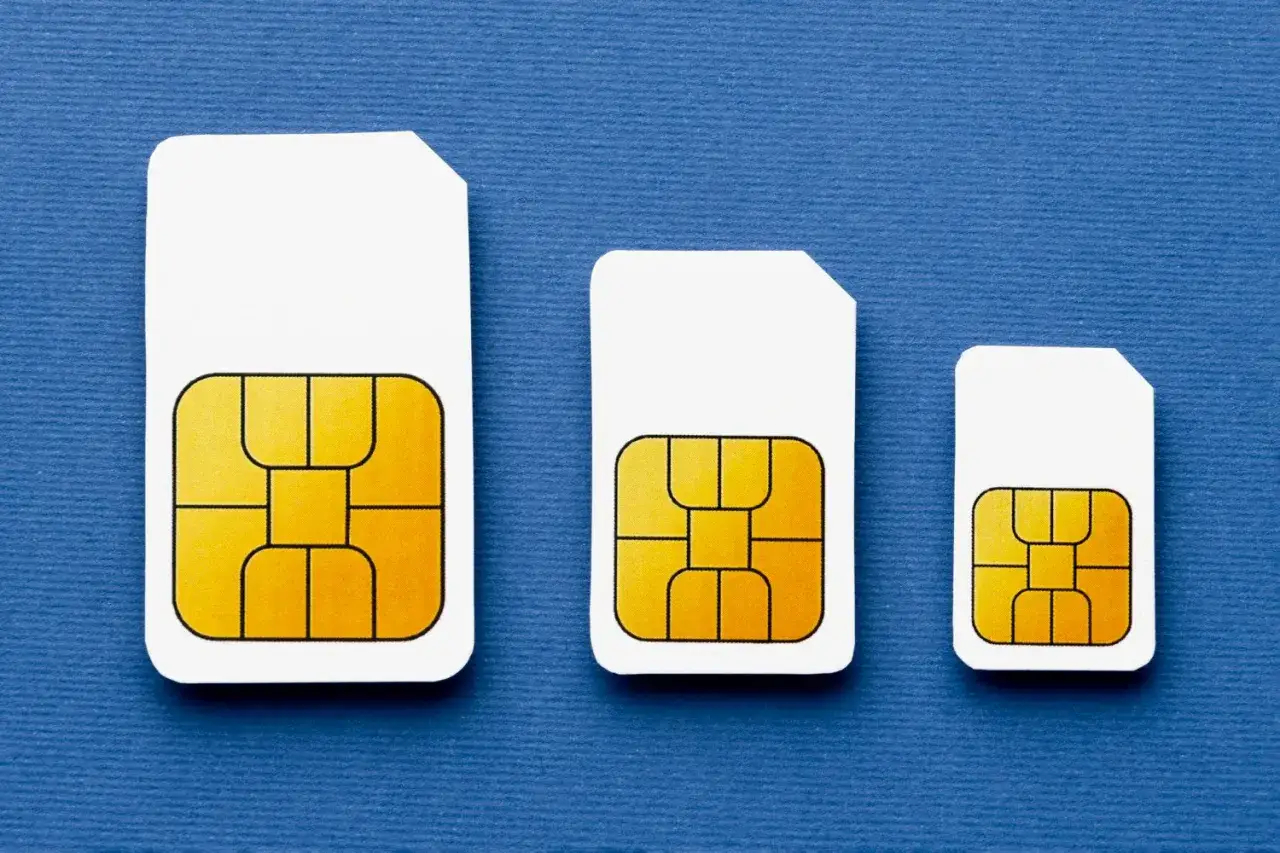 Trzy karty SIM w różnych rozmiarach, gotowe do zapewnienia Ci dostępu do internetu.