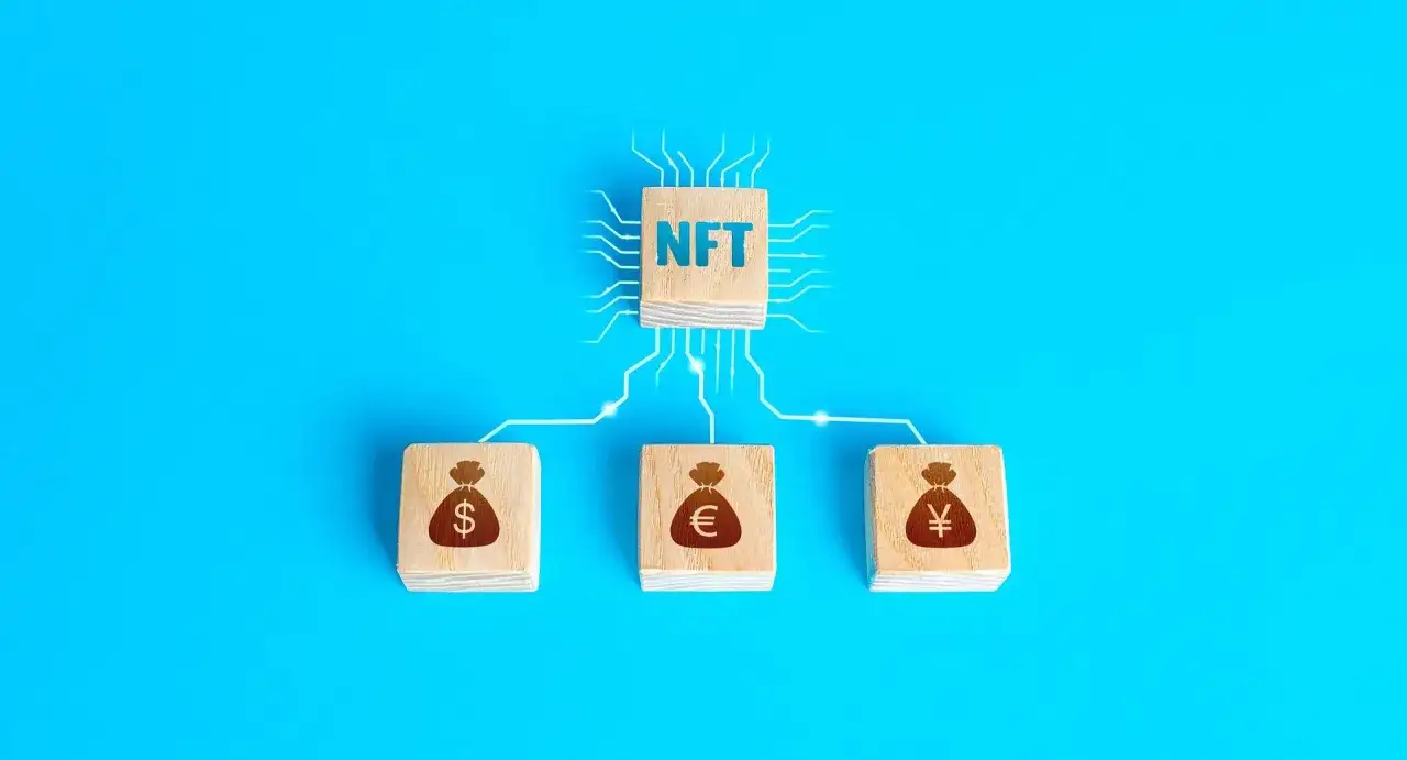 Drewniane klocki z symbolami walut (dolar, euro, jen) połączone z klockiem NFT. Wizualizacja strategii jak wyplacic kryptowaluty bez podatku.