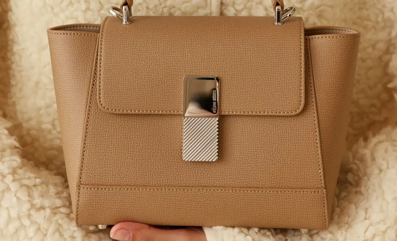 Sac &agrave; main en cuir grain&eacute; couleur camel, rappelant la douceur d'une vachette animal. Fermoir m&eacute;tallique textur&eacute;.