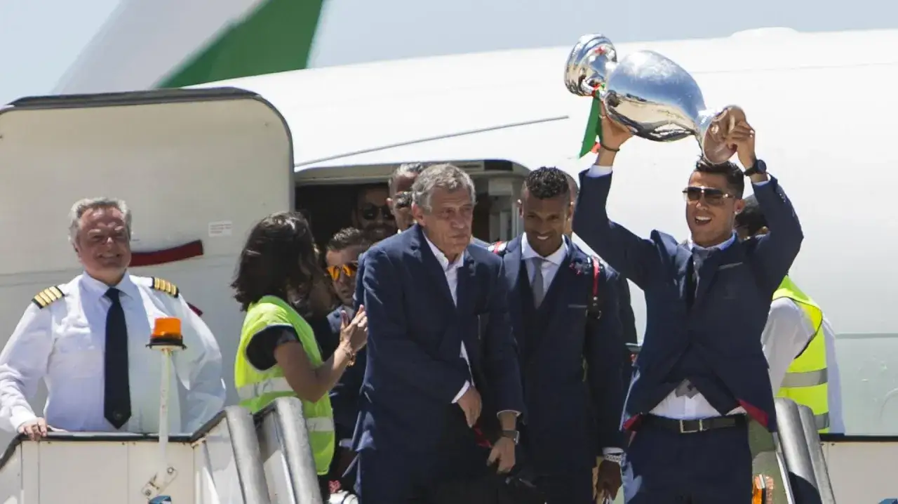 Cristiano Ronaldo feiert am Flughafen mit der Troph&auml;e seine Ankunft.