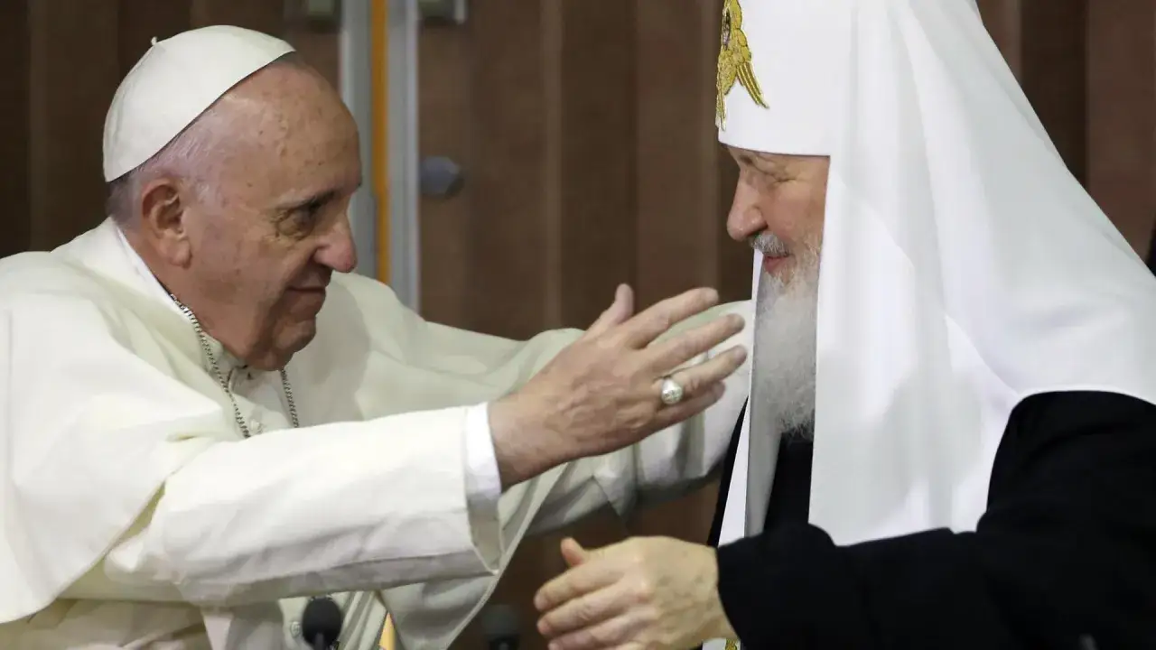 Papst Franziskus und Patriarch Kyrill im Gespräch.