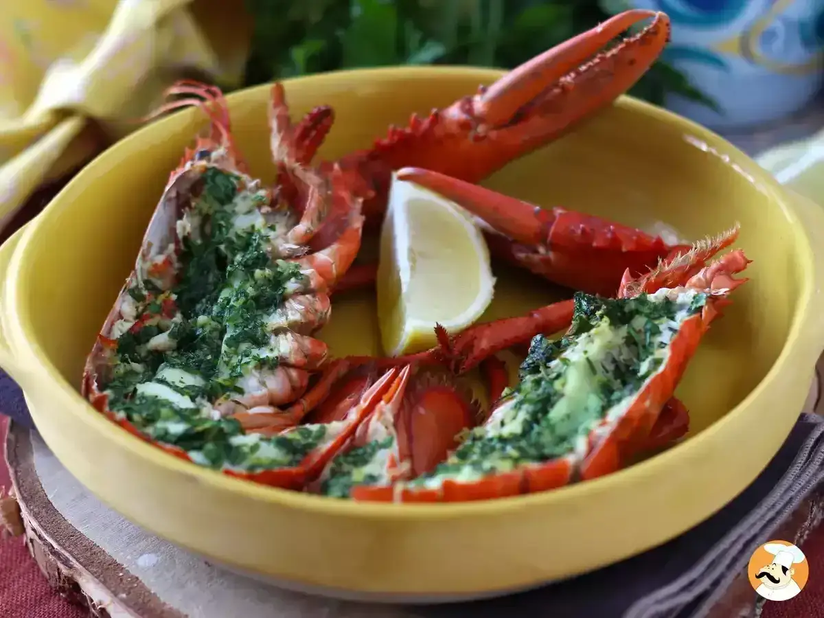 Halverad hummer gratinerad med &ouml;rter, serverad med citronklyfta i gul keramiksk&aring;l. Ett perfekt fine dining recept.