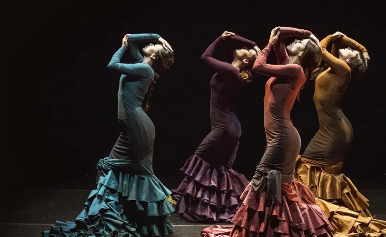 Cuatro flamencas en escena, con sus vestidos de volantes ondeando al ritmo de la m&uacute;sica.