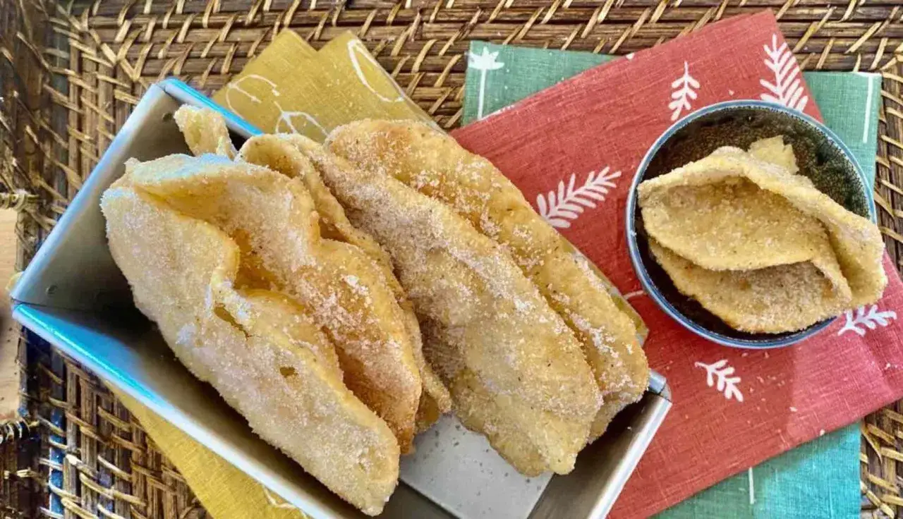 Cresciole marchigiane dorate e zuccherate, un dolce fritto che profuma di tradizione.