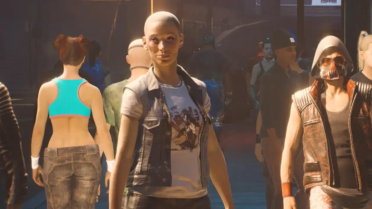Cyberpunk: widmo wolności zakończenia. Kobieta z ogoloną głową i bliznami na twarzy w tłumie.