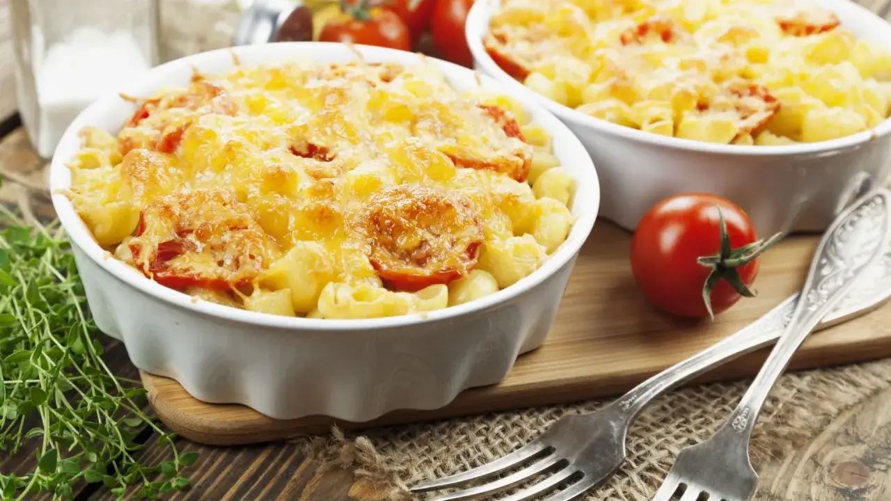 Macarrones con atún gratinados, con tomates y queso derretido, listos para disfrutar.