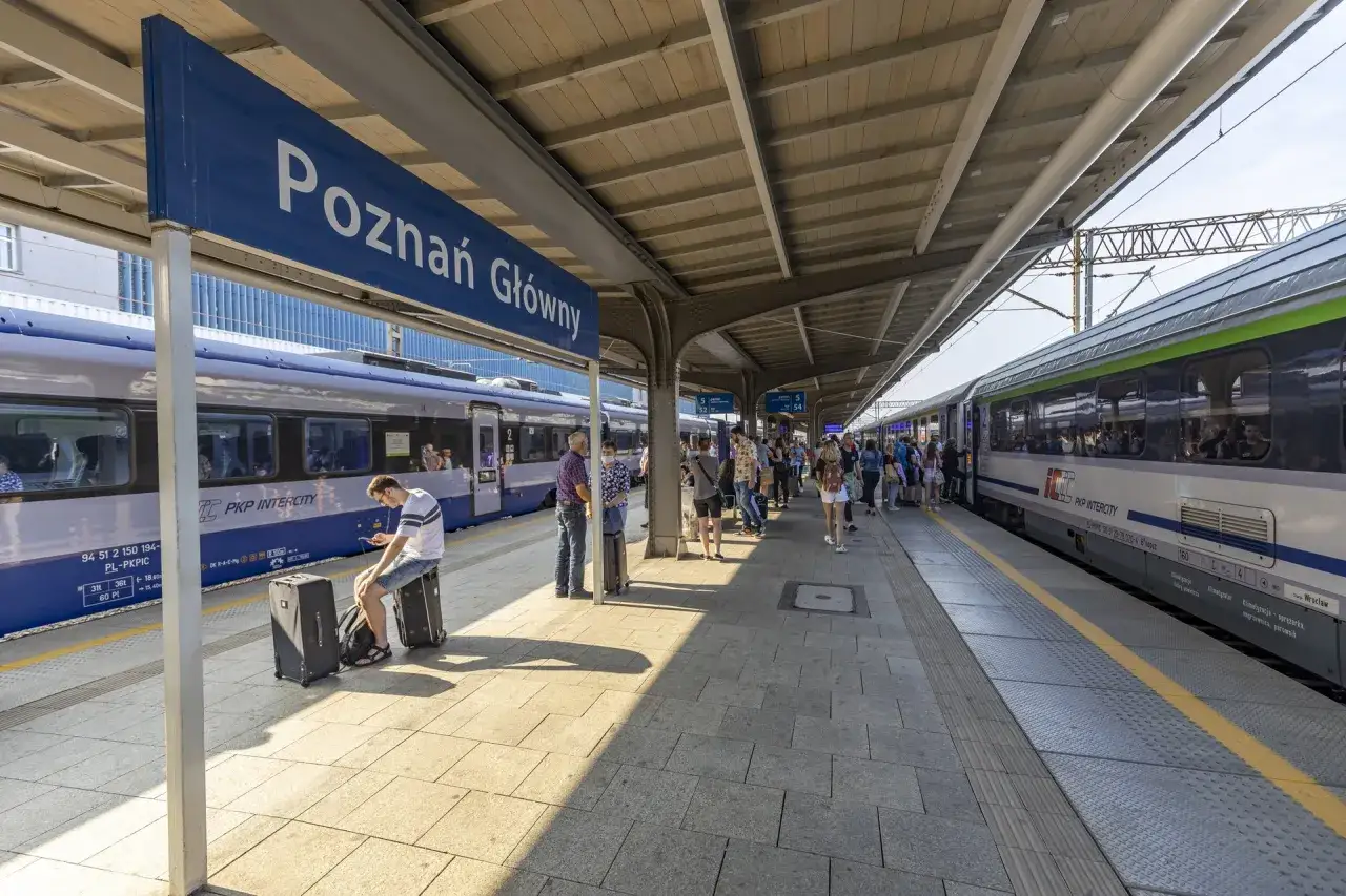 Na dworcu Poznań Główny ludzie czekają na pociąg. Zastanawiasz się, ile kosztuje bilet do Poznania?