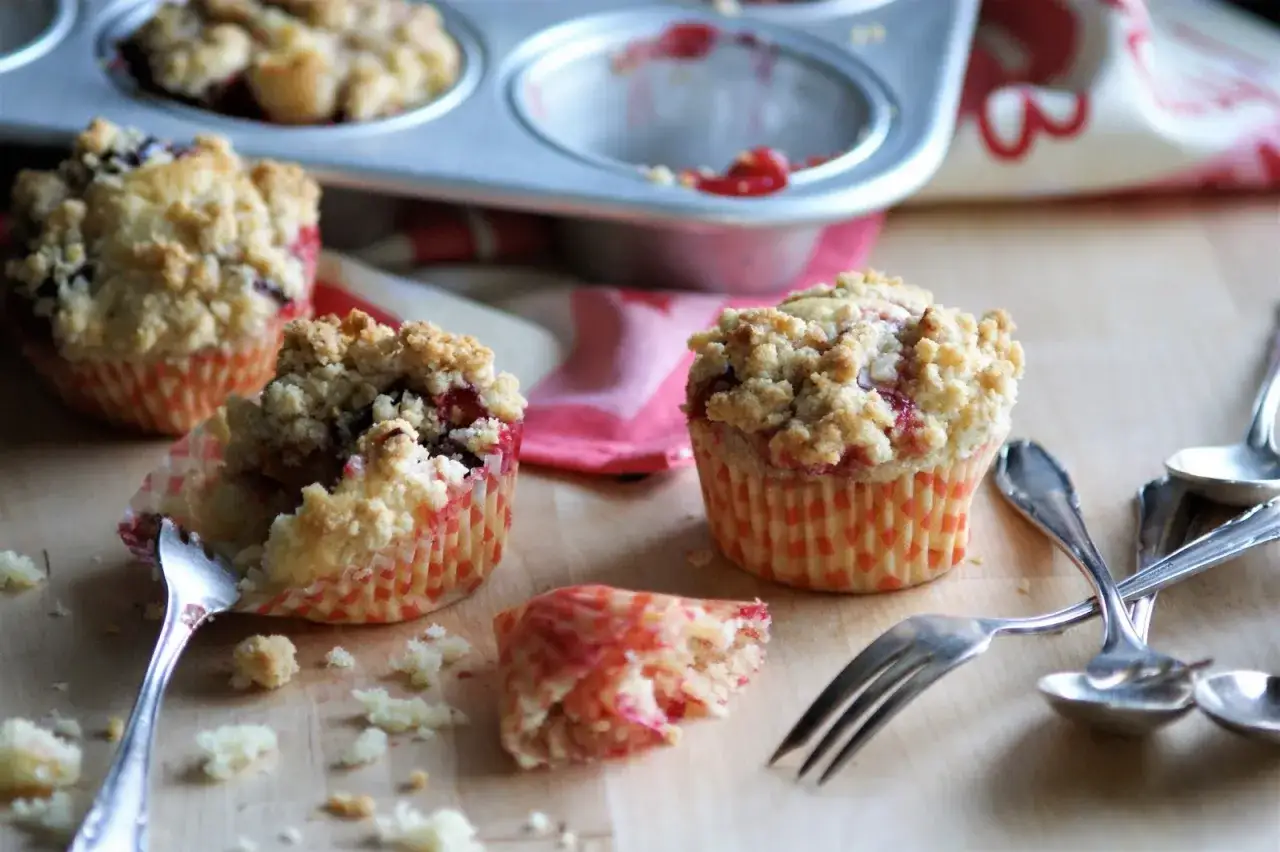 Saftige mirabellen muffins mit Streuseln, ein Genuss für jeden Kaffeetisch.