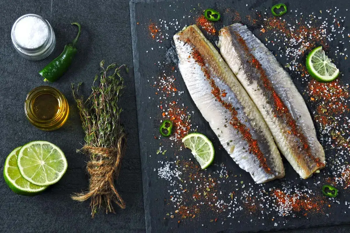 Auswahl frischer Kr&auml;uter und Gew&uuml;rze f&uuml;r Fisch