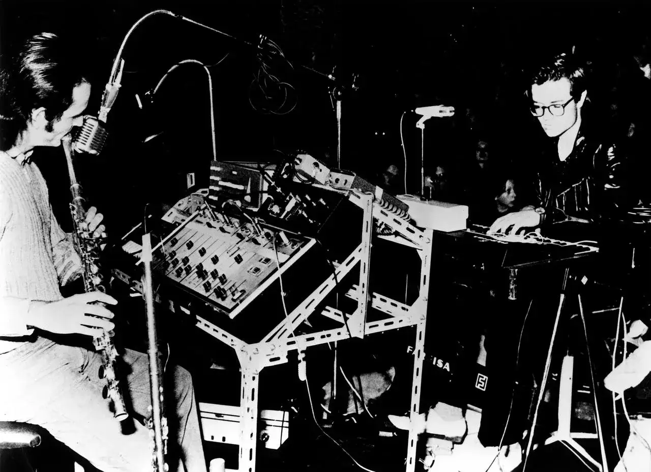 Musiker mit Saxophon und Synthesizer, bereit f&uuml;r einen **dance & electronic** Auftritt.
