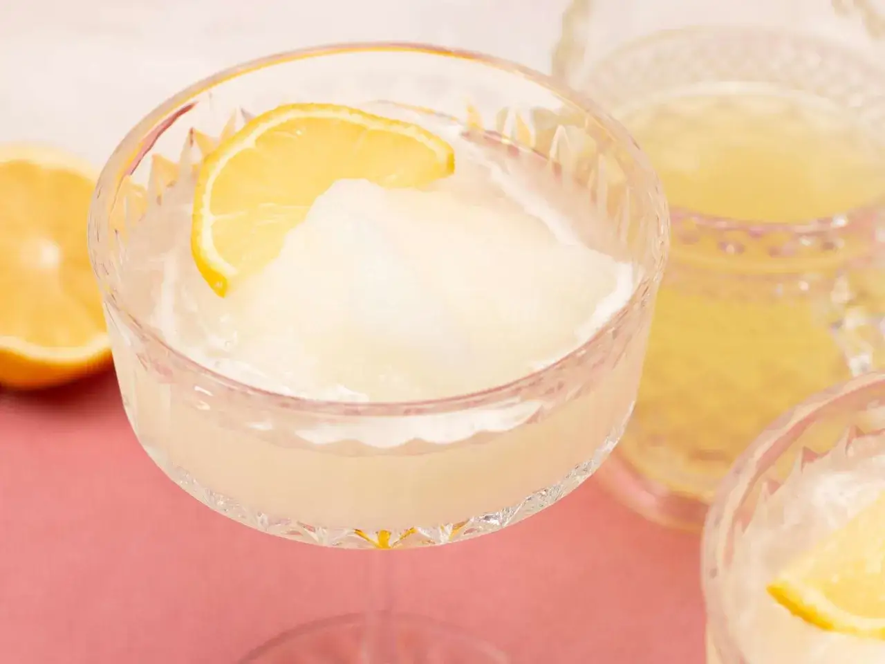 Erfrischender Limoncello-Sorbet im Glas, garniert mit einer Zitronenscheibe. So trinkt man Limoncello an einem warmen Tag.