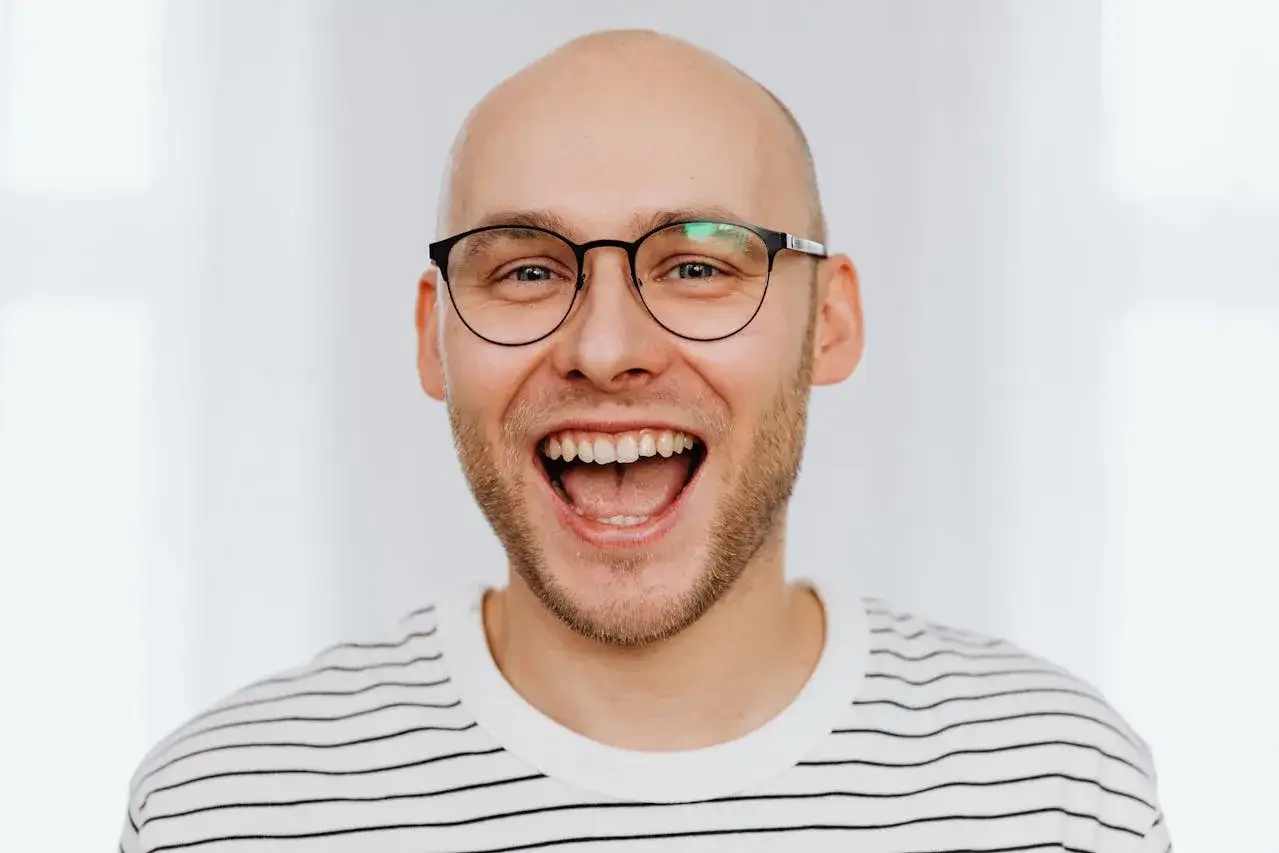Stylowy mężczyzna z łysą głową i brodą, okulary