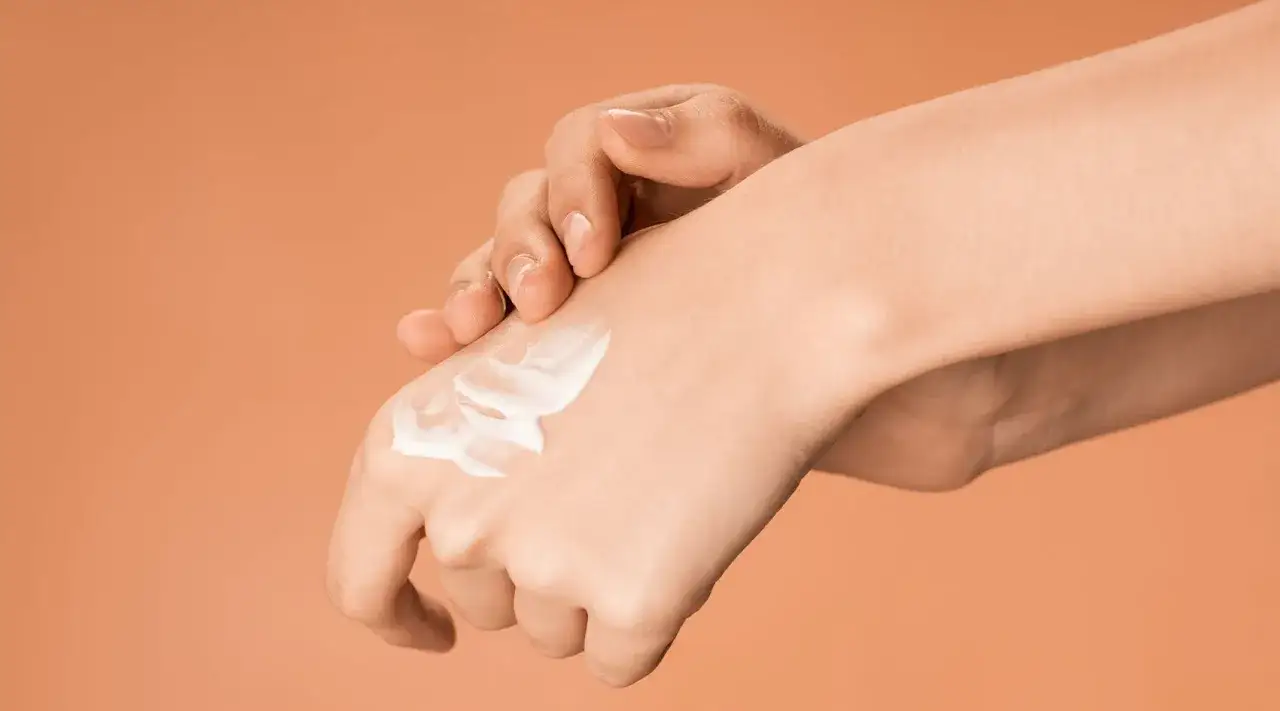 Application d'une crème hydratante sur des mains sèches pour retrouver douceur et confort.