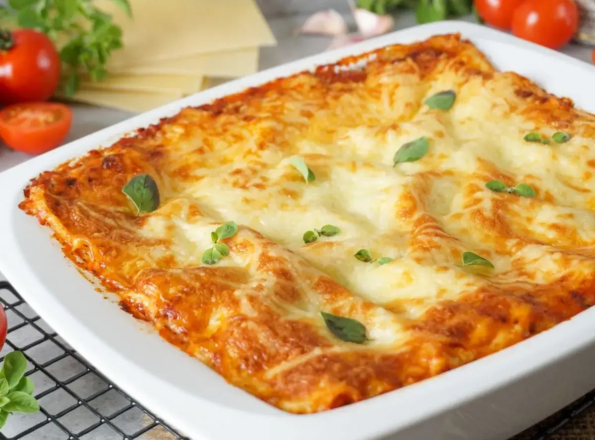 Frisch gebackene Lasagne mit geschmolzenem K&auml;se und Kr&auml;utern. Ein k&ouml;stliches Lasagne Rezept f&uuml;r jeden Anlass.