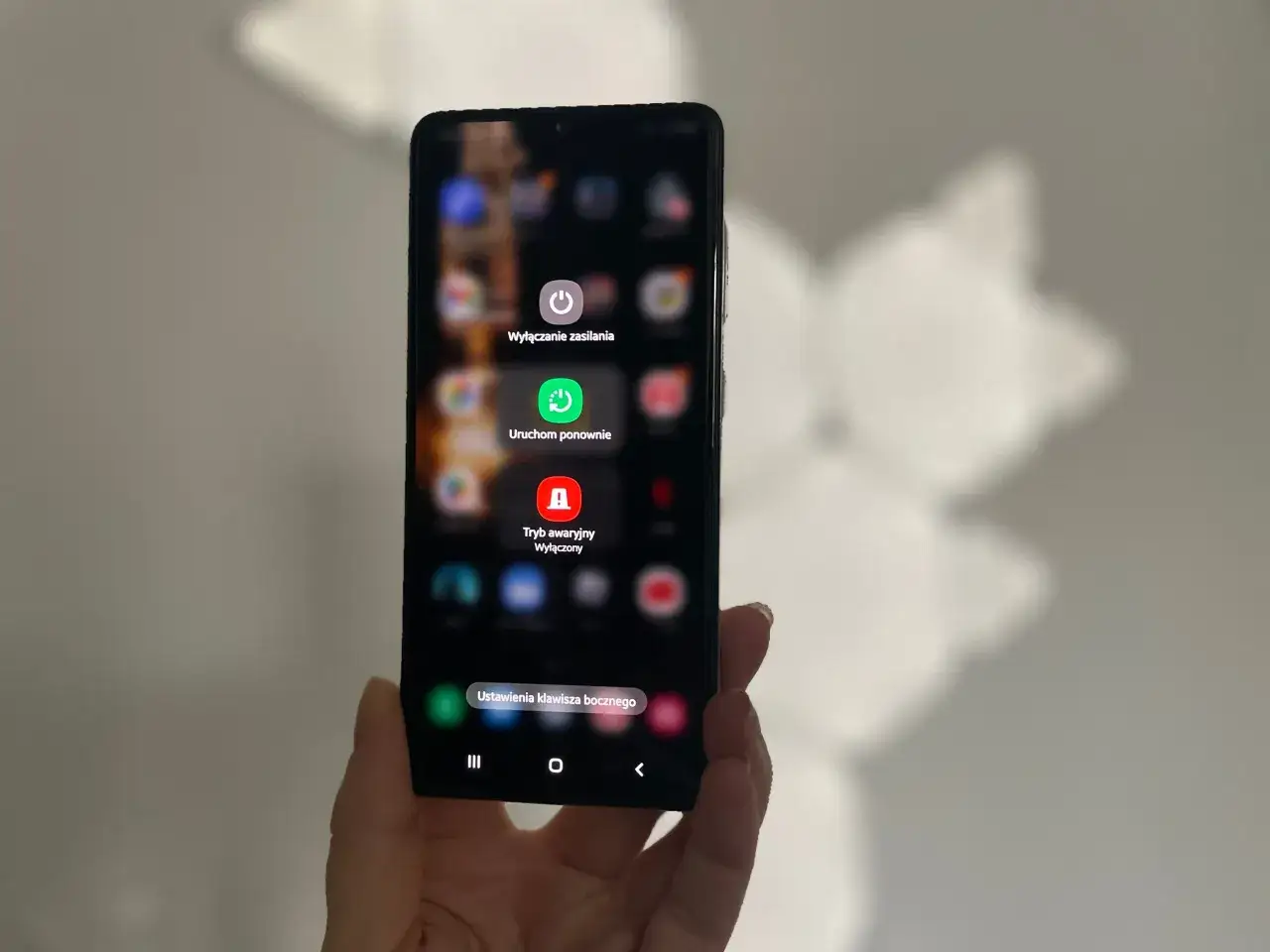 Ekran telefonu Samsung z opcjami zasilania. Dowiedz się, jak przywrócić ustawienia fabryczne Samsung bez hasła, gdy zapomnisz PIN.