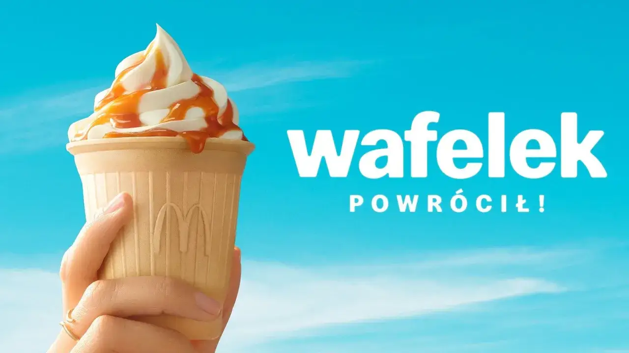 Pyszne lody w wafelku z McDonald's, polane karmelem, powróciły! Idealne na gorące dni.