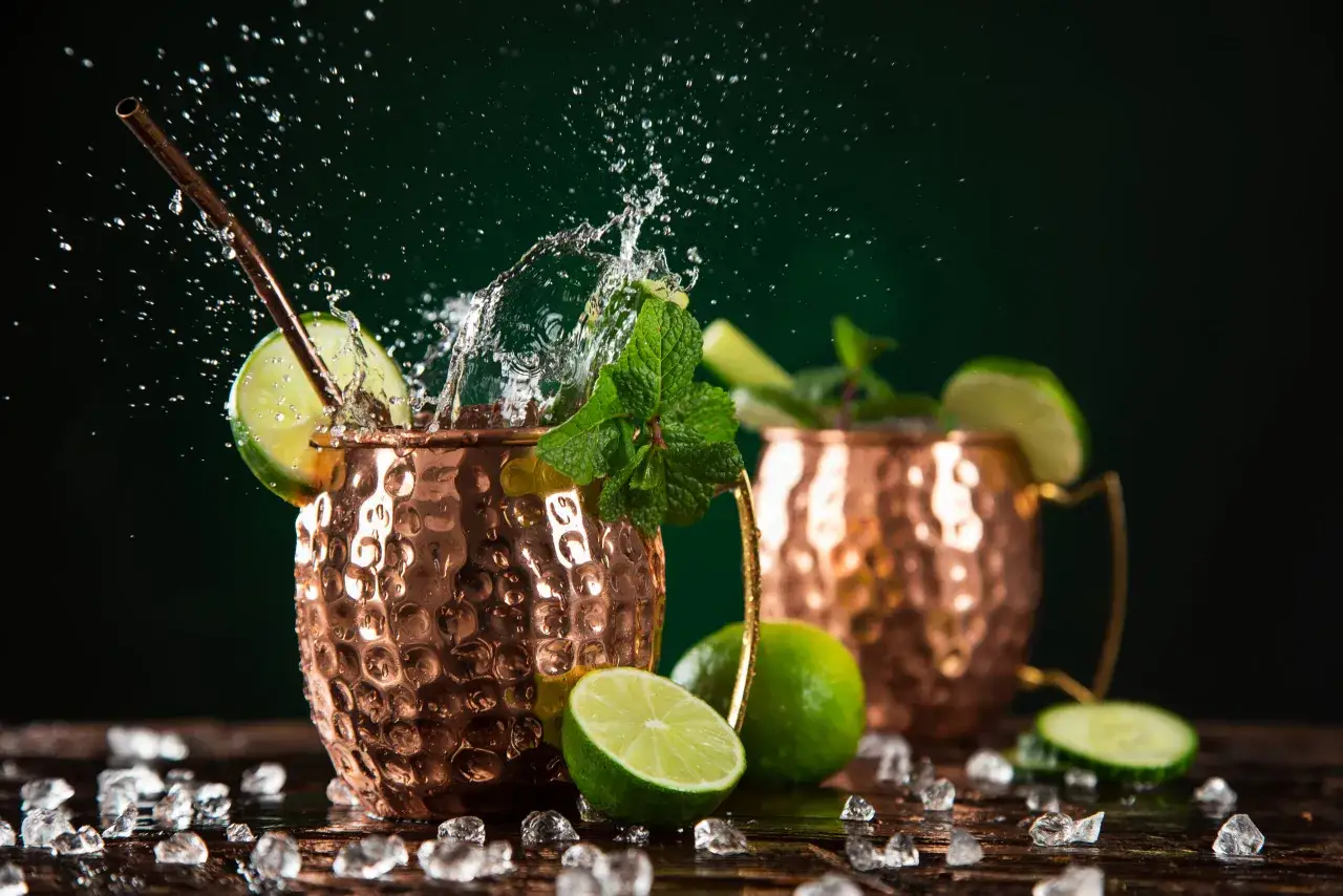 Orzeźwiający Moscow Mule z miętą i limonką w miedzianych kubkach, idealny na lato. Oto przepis!