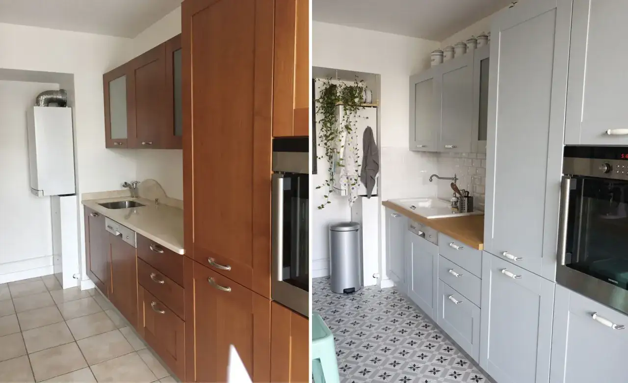 Avant/après : cuisine avec meubles en bois transformée en cuisine moderne gris clair. On peut peindre le carrelage de cuisine pour un relooking facile.