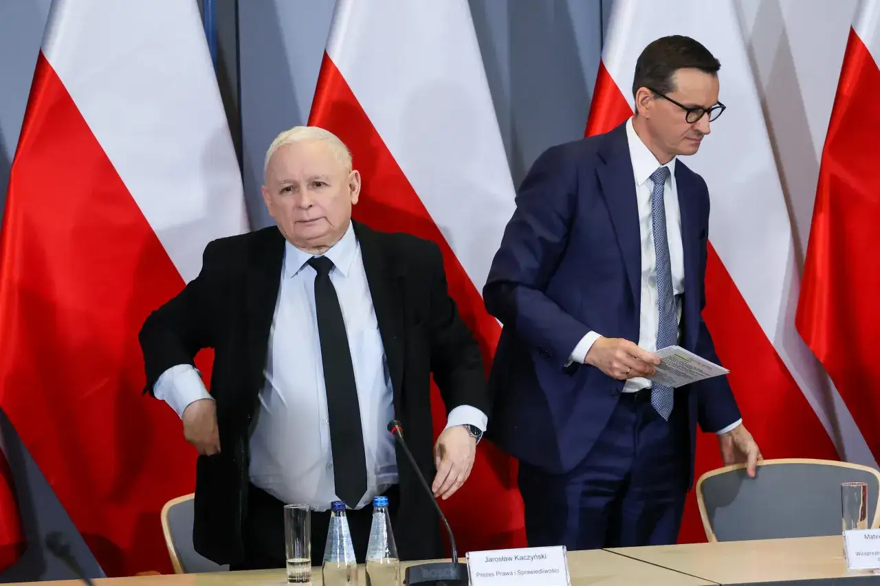 Jarosław Kaczyński i Mateusz Morawiecki na tle flag. Czy wewnątrz PiS dojdzie do rozłamu przed wyborami?