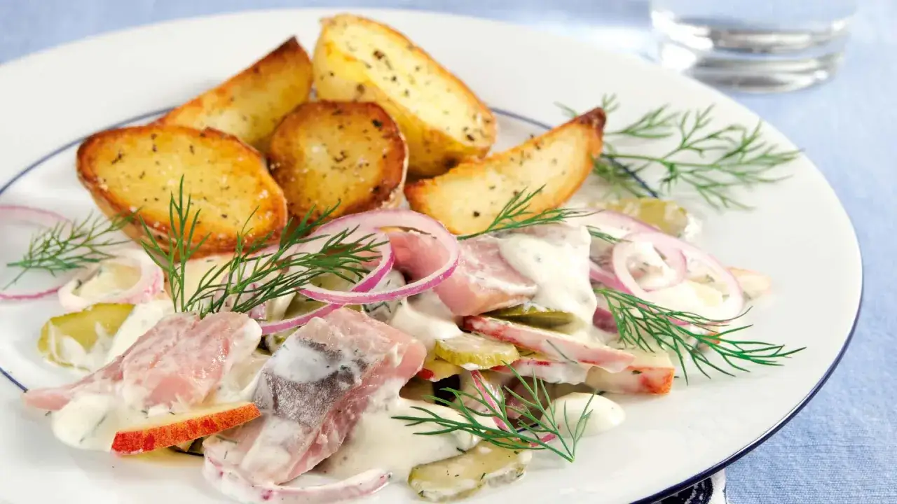 Matjessalat Hausfrauenart mit Bratkartoffeln, Zwiebeln und Dill. Ein Klassiker, der immer schmeckt.