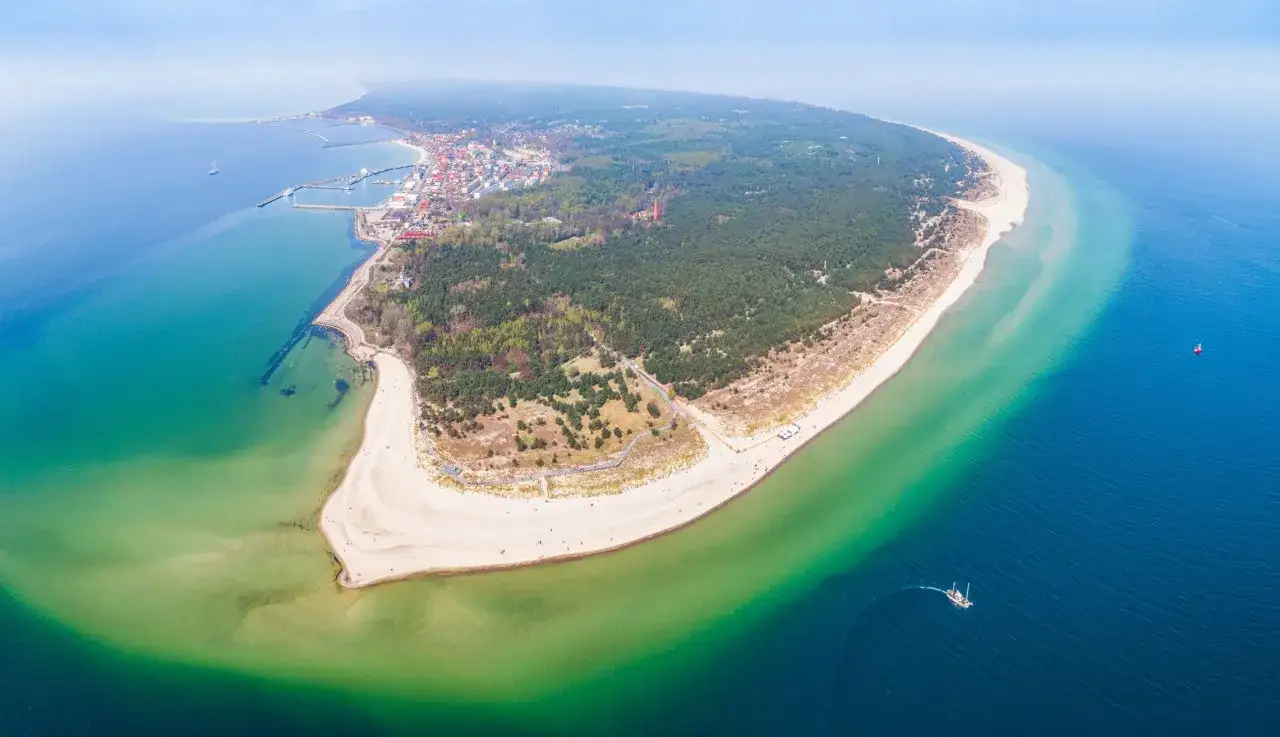 Malowniczy widok na Półwysep Helski, idealny na trasę rowerową Gdynia Hel. Piękne plaże, lasy i turkusowe morze.