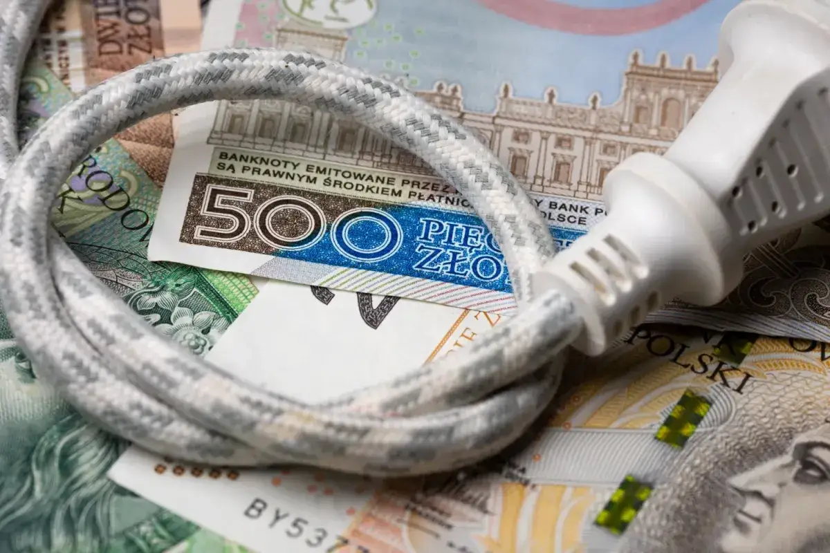 Kabel i wtyczka na polskich banknotach. Symbolizuje to pytanie, dlaczego KO zdecydowała się na wprowadzenie bonu energetycznego tylko dla wybranych grup.