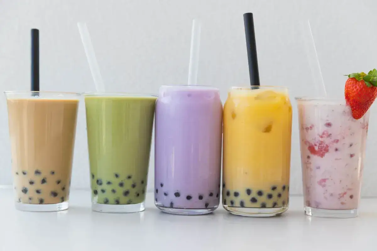 Pięć kolorowych napojów z bąbelkami, każdy z inną słomką. Idealne, by dowiedzieć się, jak zrobić bubble tea!