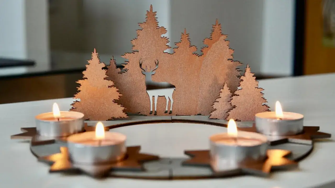 Ein **Adventskranz mit Teelichtern selber machen** ist mit diesem winterlichen Waldmotiv und dem Hirsch ein Kinderspiel.